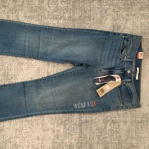 Slimming Boot Cut Levi’s